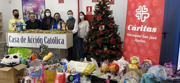 NNGG Águilas entrega a Cáritas los juguetes y la ropa recogidos en su campaña solidaria