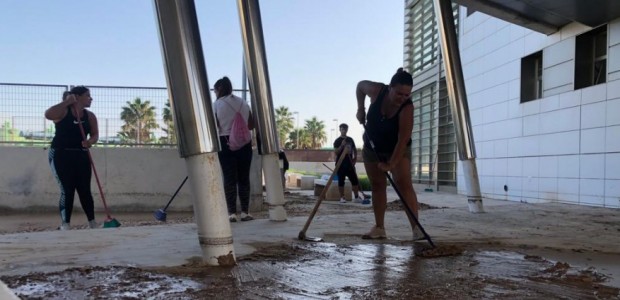Los populares aguileÃ±os colaboran con los vecinos de San Pedro del Pinatar en tareas de limpieza tras el temporal DANA