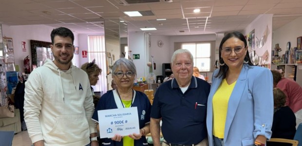 NNGG Águilas entrega a Alzheimer Águilas un cheque con el dinero recaudado en la ruta solidaria del octubre joven