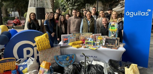 NNGG Águilas entrega a Cáritas centenares de juguetes y ropa de abrigo recogidos ayer en la campaña solidaria