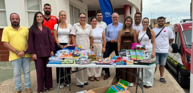 NNGG completa con éxito su campaña solidaria y entrega a Cruz Roja todo el material escolar recogido